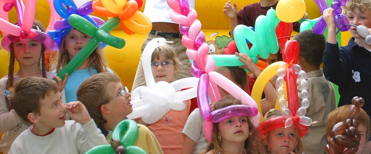 kinderen met ballonnen figuren
