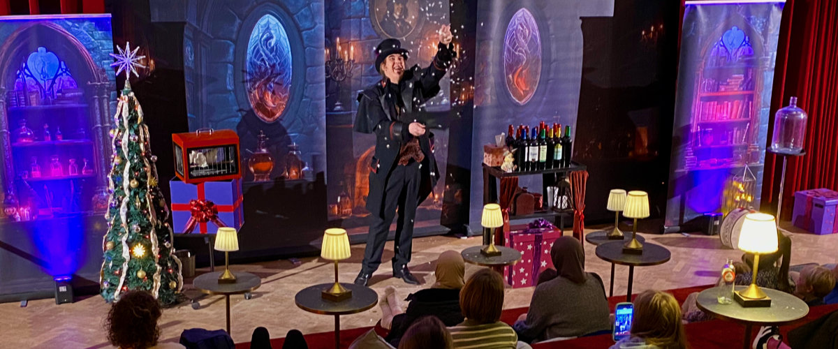 Kerstshow goochelaar met sneeuw